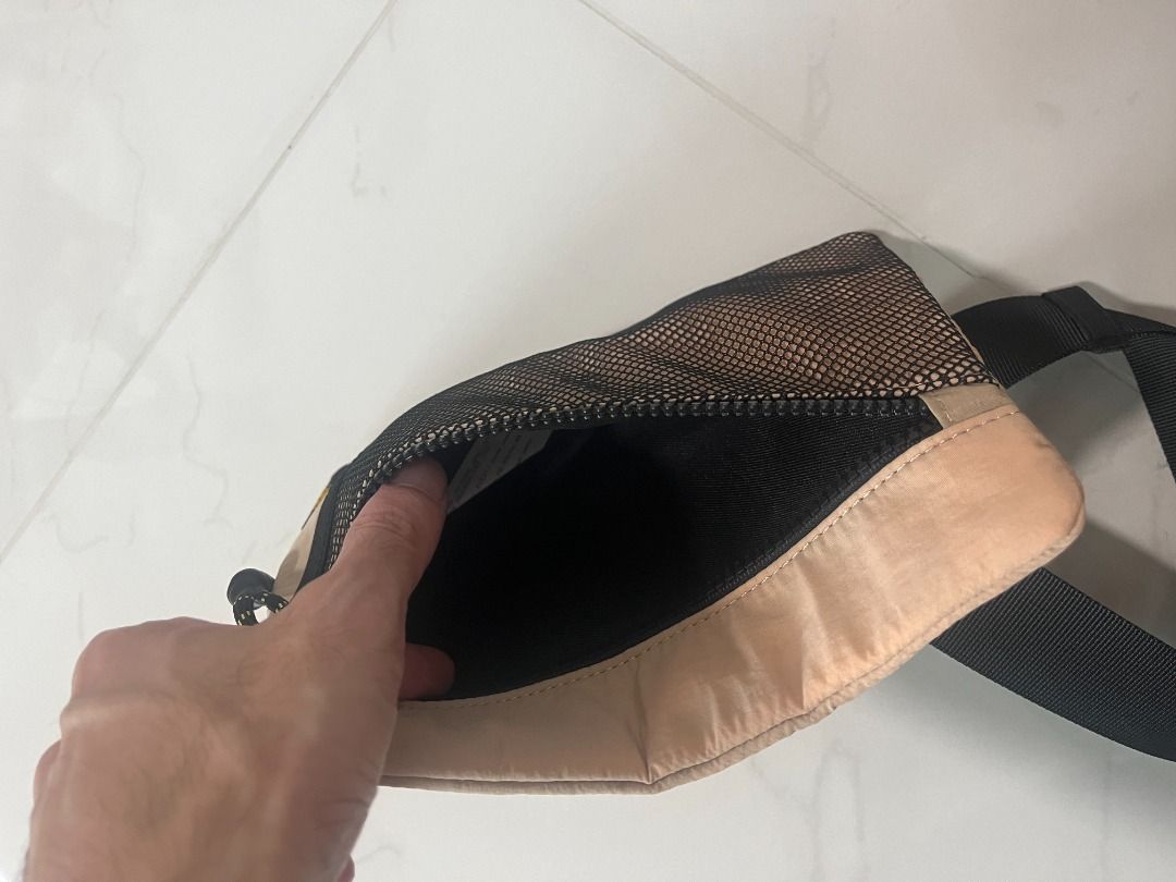 Pull & Bear Pouch (Category: Cross-body Bags) located in Singapore. Submitted by zodiacguy (Listing ID 1392015161, Image 3). Description: .
