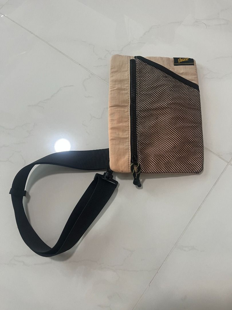 Pull & Bear Pouch (Category: Cross-body Bags) located in Singapore. Submitted by zodiacguy (Listing ID 1392015161, Image 1). Description: .