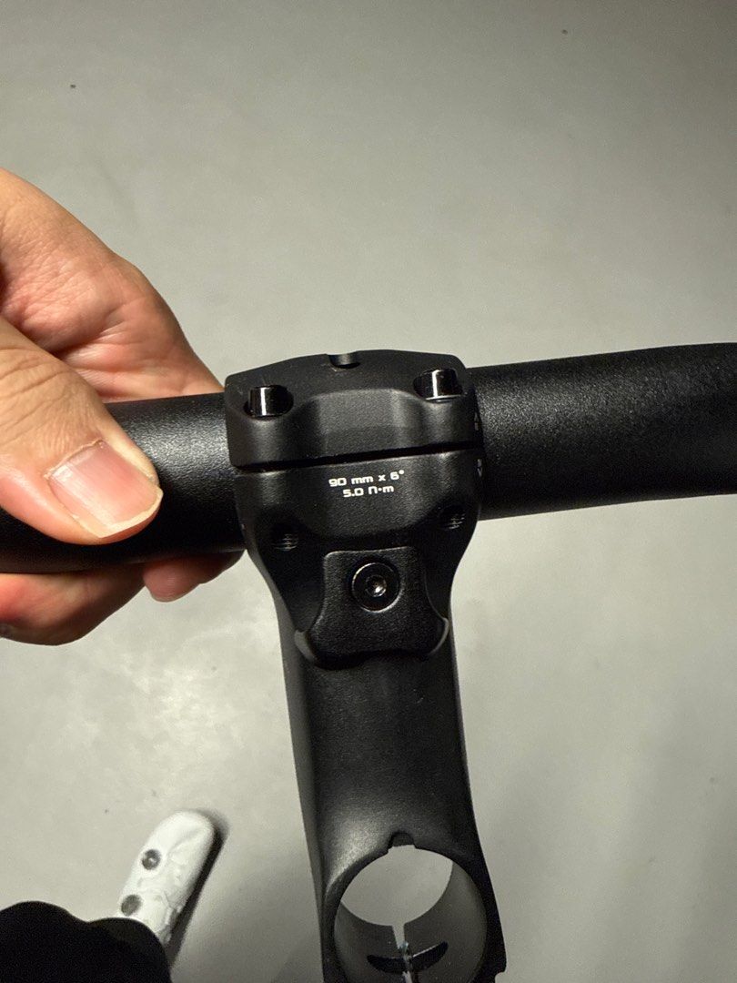Specialized Shallow Bend Handlebar (Category: Parts & Accessories) located in Singapore. Submitted by rollingrovals (Listing ID 1392071986, Image 1). Description: 400x90 specialized alloy handle bar and stem. Used for 1 mth, upgraded to roval carbon cockpit. very good condition.