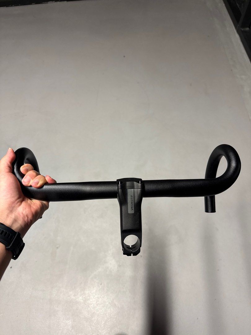 Specialized Shallow Bend Handlebar (Category: Parts & Accessories) located in Singapore. Submitted by rollingrovals (Listing ID 1392071986, Image 3). Description: 400x90 specialized alloy handle bar and stem. Used for 1 mth, upgraded to roval carbon cockpit. very good condition.