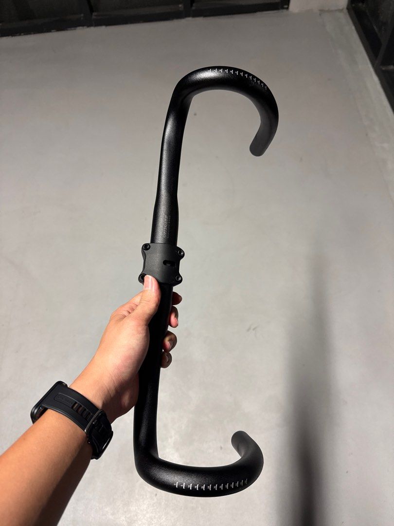 Specialized Shallow Bend Handlebar (Category: Parts & Accessories) located in Singapore. Submitted by rollingrovals (Listing ID 1392071986, Image 2). Description: 400x90 specialized alloy handle bar and stem. Used for 1 mth, upgraded to roval carbon cockpit. very good condition.