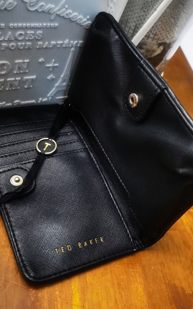 Ted baker (Category: Makeup) located in Cainta. Submitted by phengaying (Listing ID 1392043480, Image 2). Description: 💯Preowned Authentic TED BAKER ✅5 slots makeup brush organizer(no brushes) ✅5 Card-Slots medium fold wallet 👌take both for 500 only ✅with freebies ca Flaws :mint condition with only minor signs of used, like harline scratch and makeup washable dirt.