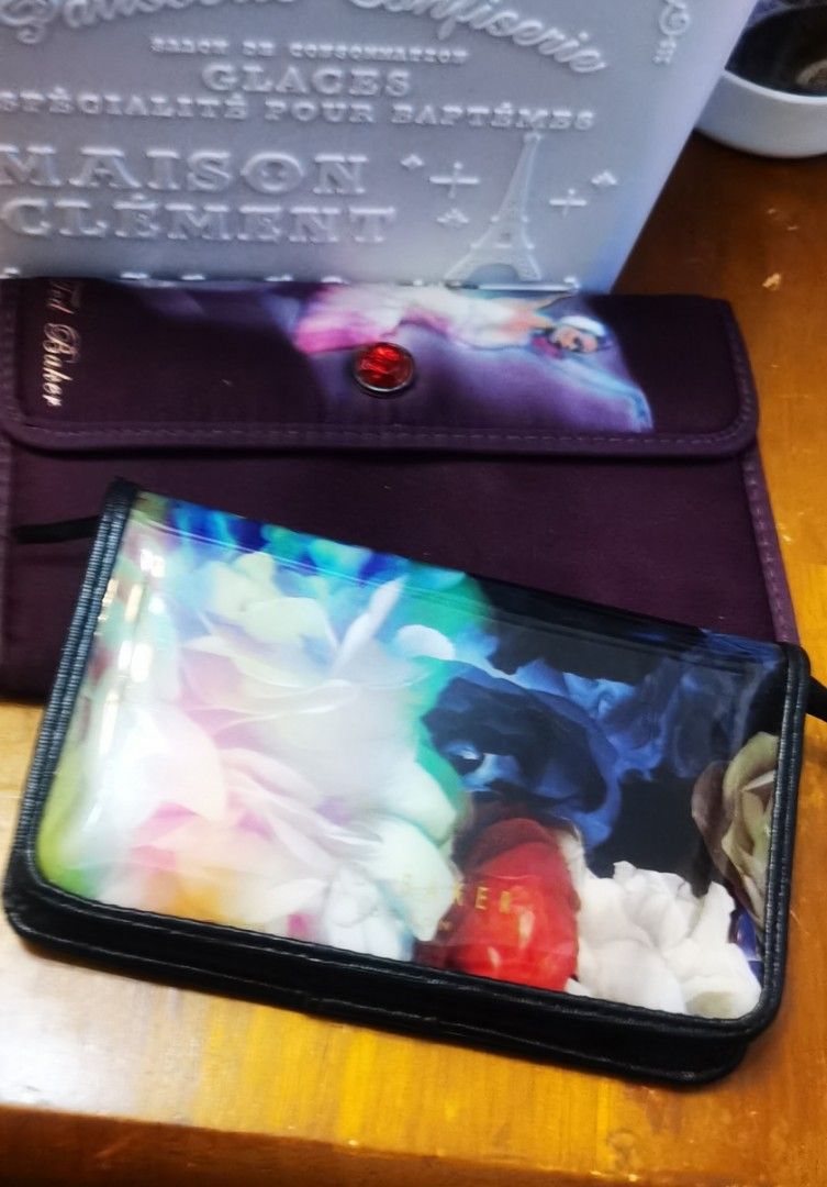 Ted baker (Category: Makeup) located in Cainta. Submitted by phengaying (Listing ID 1392043480, Image 1). Description: 💯Preowned Authentic TED BAKER ✅5 slots makeup brush organizer(no brushes) ✅5 Card-Slots medium fold wallet 👌take both for 500 only ✅with freebies ca Flaws :mint condition with only minor signs of used, like harline scratch and makeup washable dirt.