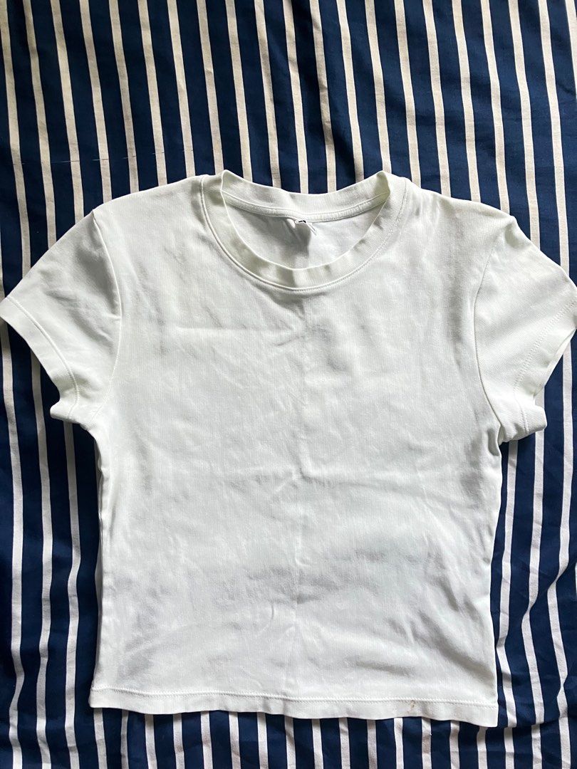 Uniqlo White Shirt (Category: Shirts) located in Batangas. Submitted by gwendion_ (Listing ID 1392022203, Image 1). Description: not so white as nahaluaan sya before ng ibang color specially yellow green +sf PAYO.