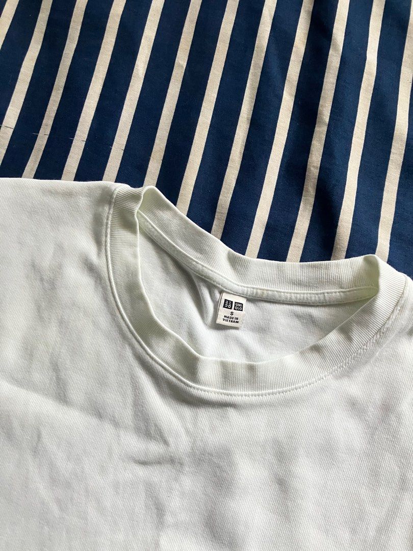 Uniqlo White Shirt (Category: Shirts) located in Batangas. Submitted by gwendion_ (Listing ID 1392022203, Image 3). Description: not so white as nahaluaan sya before ng ibang color specially yellow green +sf PAYO.