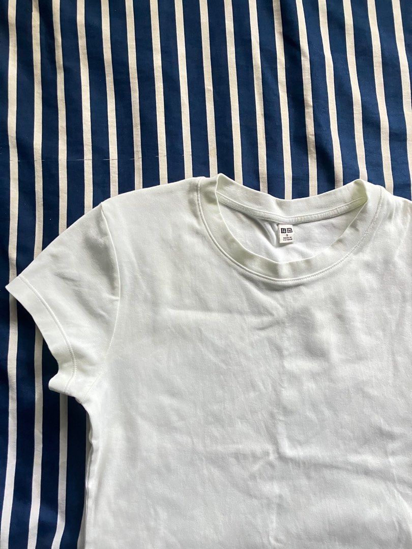 Uniqlo White Shirt (Category: Shirts) located in Batangas. Submitted by gwendion_ (Listing ID 1392022203, Image 2). Description: not so white as nahaluaan sya before ng ibang color specially yellow green +sf PAYO.