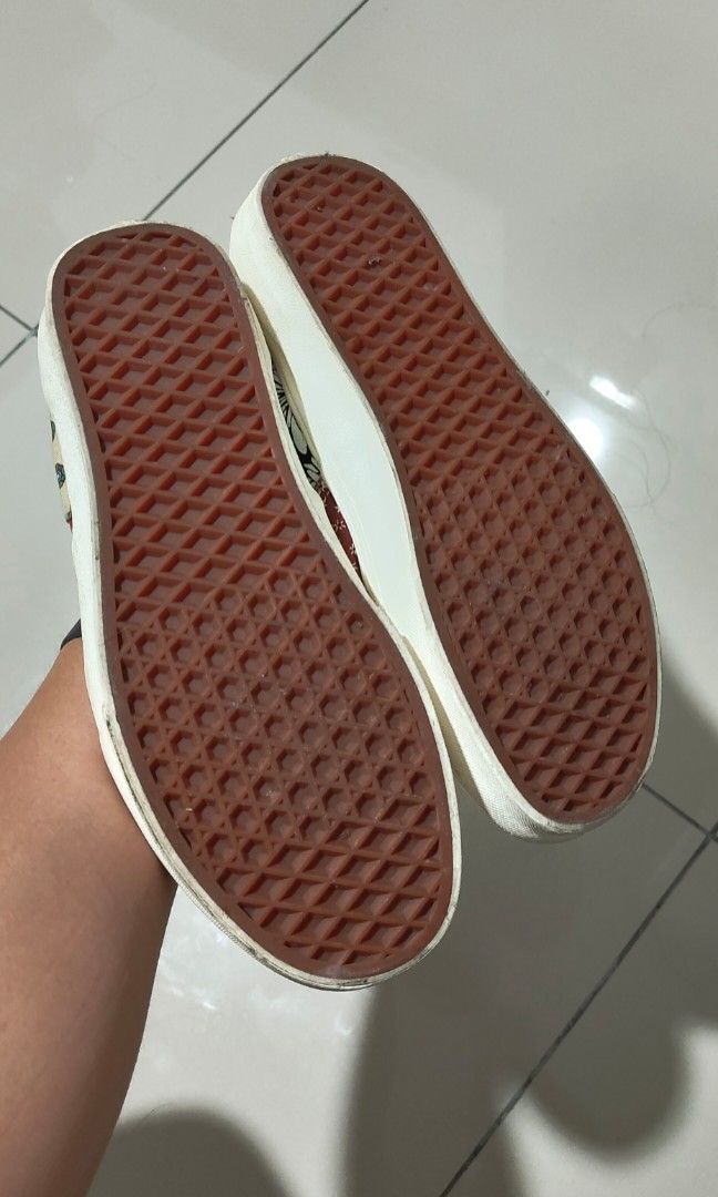 Vans Tiger Patch (Category: Sneakers) located in Kuala Lumpur. Submitted by heheciwi (Listing ID 1391984655, Image 2). Description: Kasut takde koyak Tapak still tebal COD Setapak / KLCC area.