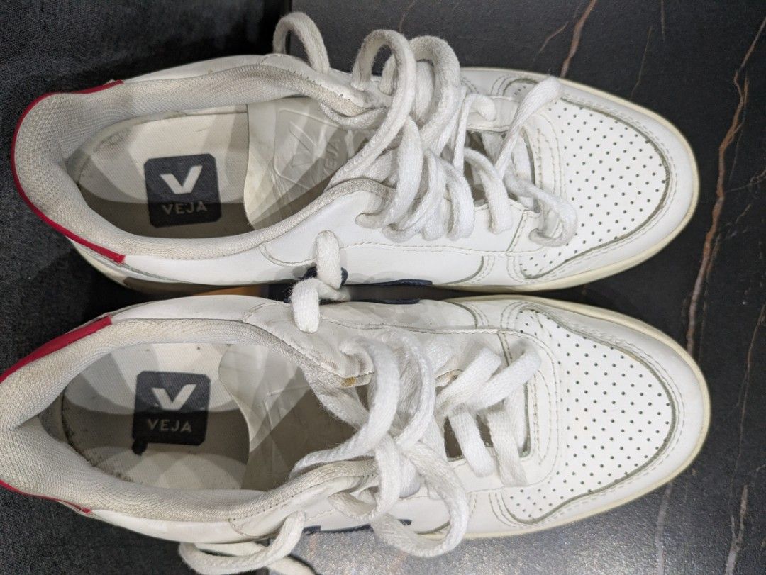 Veja V10 leather sneakers (Category: Sneakers) located in Pasig City. Submitted by tinytita (Listing ID 1392057226, Image 2). Description: RFS I need shoes with more cushion now. Item has no issues. Gently used but please refer to photos..