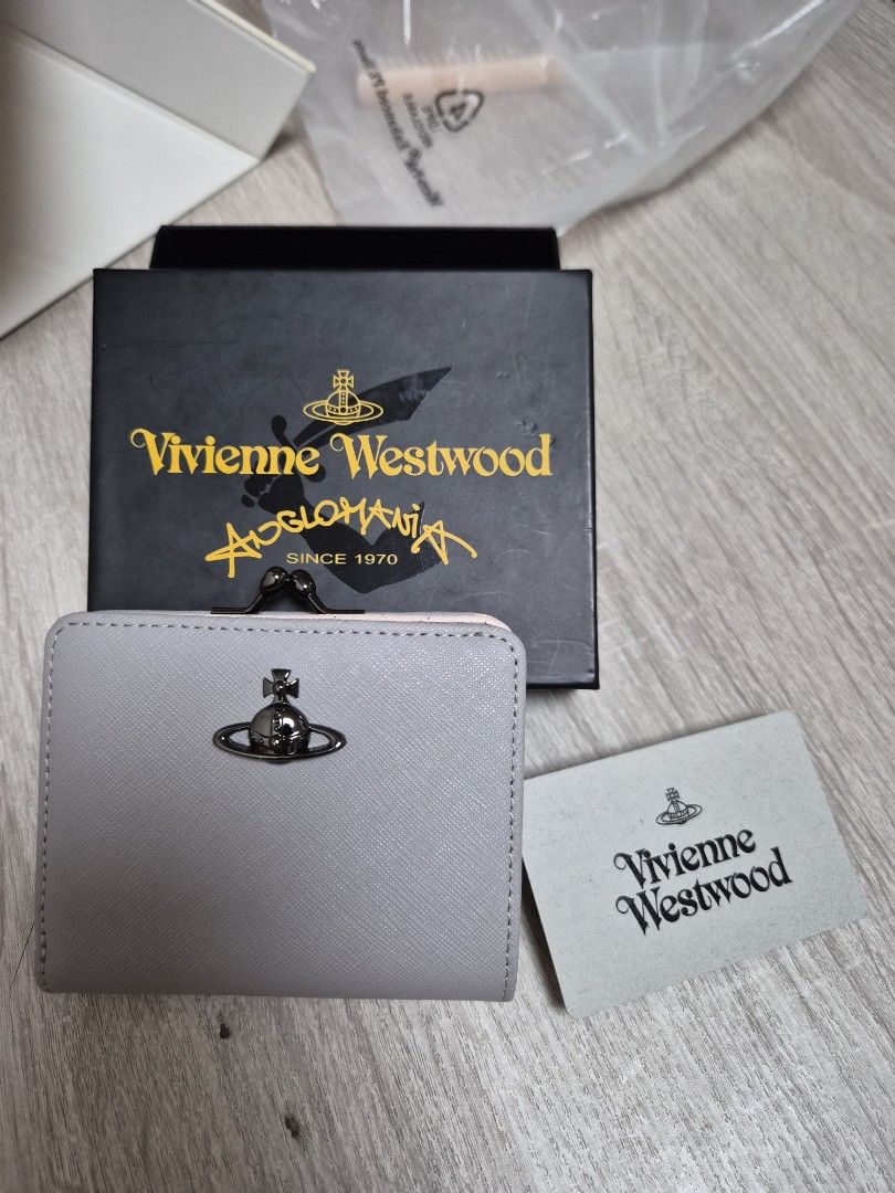 Vivienne Westwood 灰色框架錢包 （分類：手袋及銀包）位於 Hong Kong。 由 heyyo129 提交（商品編號 1392094112，圖片 1）。簡介： Vivienne Westwood 灰色框架錢包，附有原裝盒和標籤。錢包內部有多個卡槽和零錢袋。框架設計，方便開合。灰色皮革外觀，搭配銀色Orb標誌。型號為51010020，P401_GREY。（內裡有小小污跡）不影響使用。