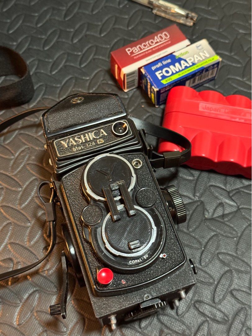 Yashica Mat 124G (Category: Cameras) located in Manila. Submitted by film.jiteiro (Listing ID 1392091543, Image 2). Description: Yashica Mat 124G - TLR Film Camera - Comes with a RARE eye level viewfinder/prism (removable if you want to switch to waist level) - Uses 120 film (6x6) - Fixed Yashinon 80mm (f/3.5-22) sharp lens - shutter speed (1-500) - Asa (25-400) - Signs of use on metal parts - Film tested - Inclusions: 3D printed lens cover + hoo