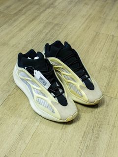 Yeezy 700 v3 Dijual Carousell Indonesia