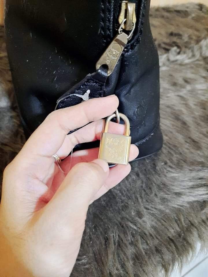 Alma mcm vintage (Category: Luxury Bags & Wallets) located in Taytay. Submitted by ab2345 (Listing ID 1392126434, Image 3). Description: vintage Small alma hand bag original mcm.