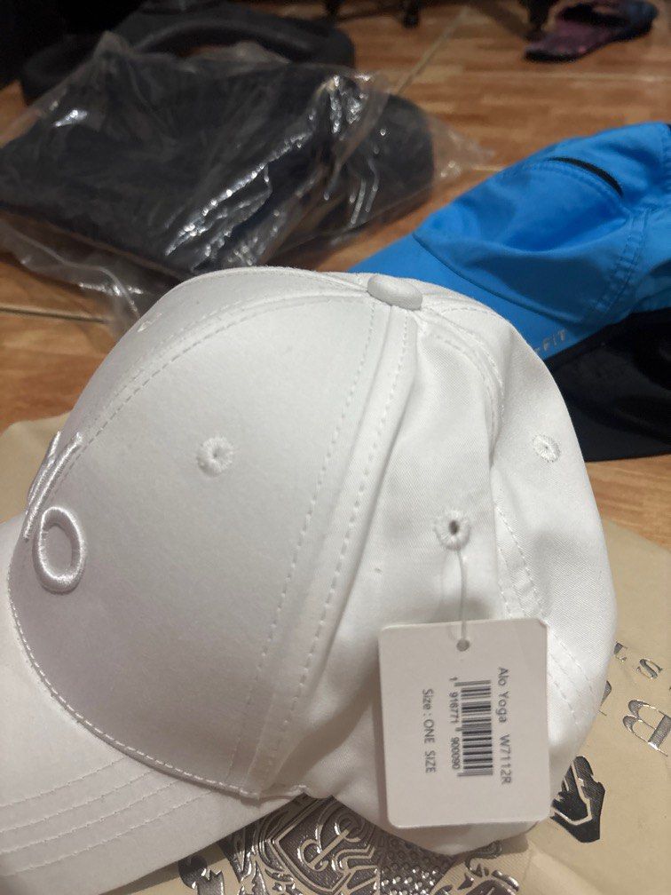 ALO WHITE HAT (Category: Caps & Hats) located in Manila. Submitted by chairsimpa29806 (Listing ID 1392263515, Image 3). Description: Alo Yoga Adjustable Strap.