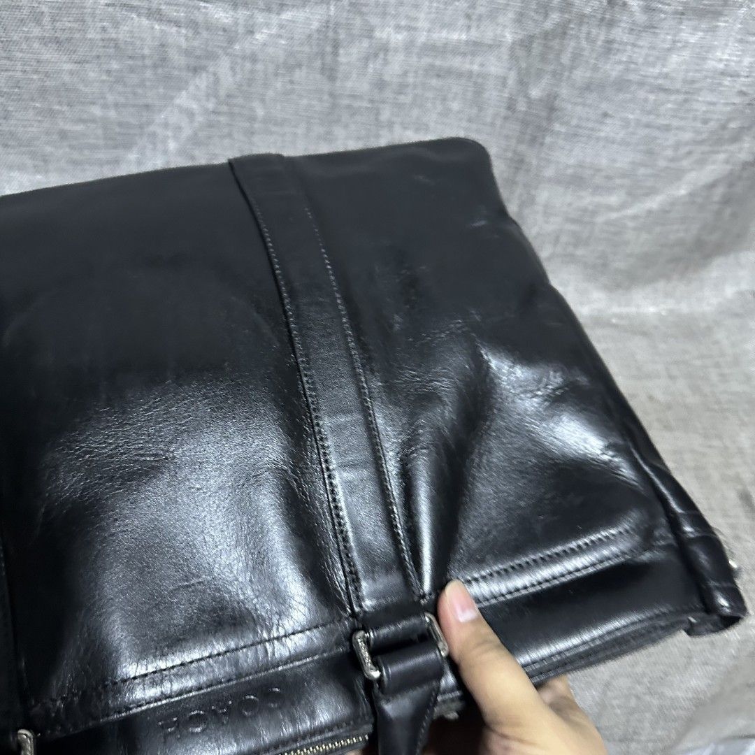 Coach document bag (Category: Luxury Bags & Wallets) located in Manila. Submitted by greyinfash06839 (Listing ID 1392281154, Image 2). Description: 🤍Item: Coach document bag 🤍Brand: Coach 🤍Matirial: Leather 🤍Quality: Original 🤍color: Black 🤍Size: Large 🤍Dimension. H: 12 L: 16 W: 4 🤍Sex: For Men 🤍Issue: Sign of use 🤍Condition Rate: 8/10 🤍Other info:.