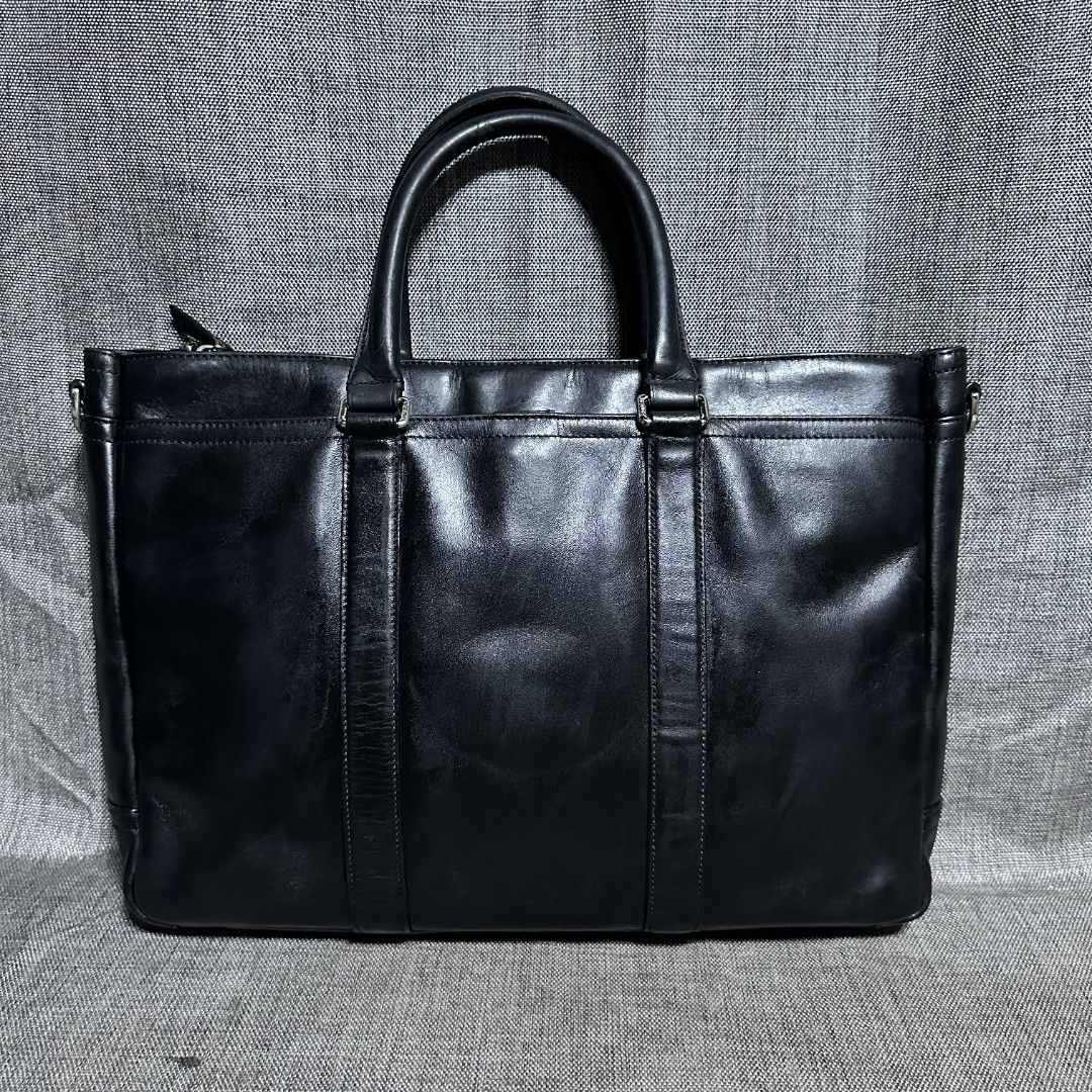 Coach document bag (Category: Luxury Bags & Wallets) located in Manila. Submitted by greyinfash06839 (Listing ID 1392281154, Image 1). Description: 🤍Item: Coach document bag 🤍Brand: Coach 🤍Matirial: Leather 🤍Quality: Original 🤍color: Black 🤍Size: Large 🤍Dimension. H: 12 L: 16 W: 4 🤍Sex: For Men 🤍Issue: Sign of use 🤍Condition Rate: 8/10 🤍Other info:.