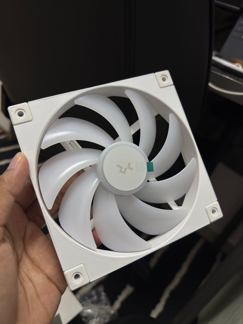 Deepcool (Category: Other Accessories) located in Subang Jaya. Submitted by azizjus (Listing ID 1392220162, Image 3). Description: FD14 WH ARGB - New with box . Size : 140mm And free one more same fans (loose) but new Total 4 units.