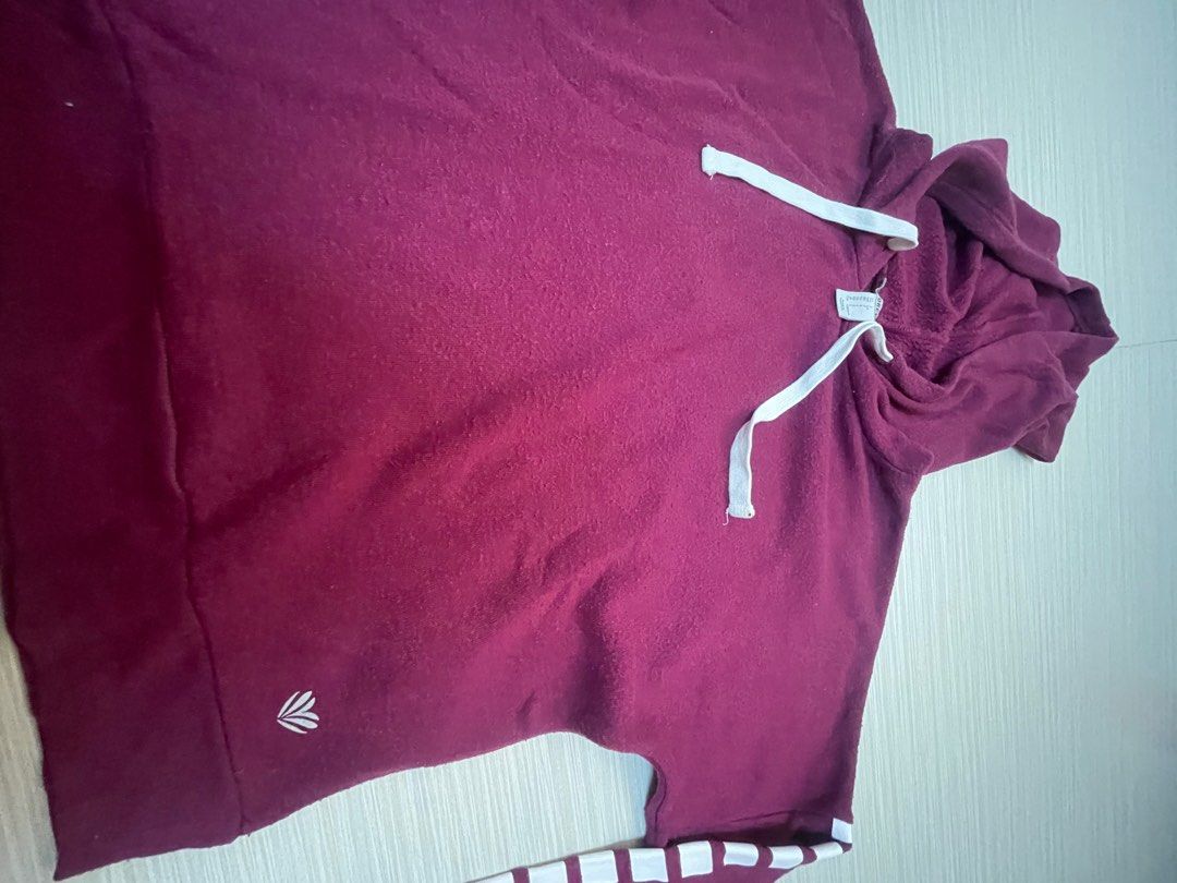 Forever 21 Maroon Cropped Hoodie (Category: Coats, Jackets and Outerwear) located in Bacoor. Submitted by loopandlabelph (Listing ID 1392152216, Image 3). Description: Preloved - Manage your expectations (will state issues of the item) XS - S Color may vary due to lighting Prices are NEGOTIABLE! Send message for negotiations and more informations (when worn photos) MOP: Gcash | BPI MOD: Meet-up SM Bacoor | JNT | Grab | LBC | Lalamove.