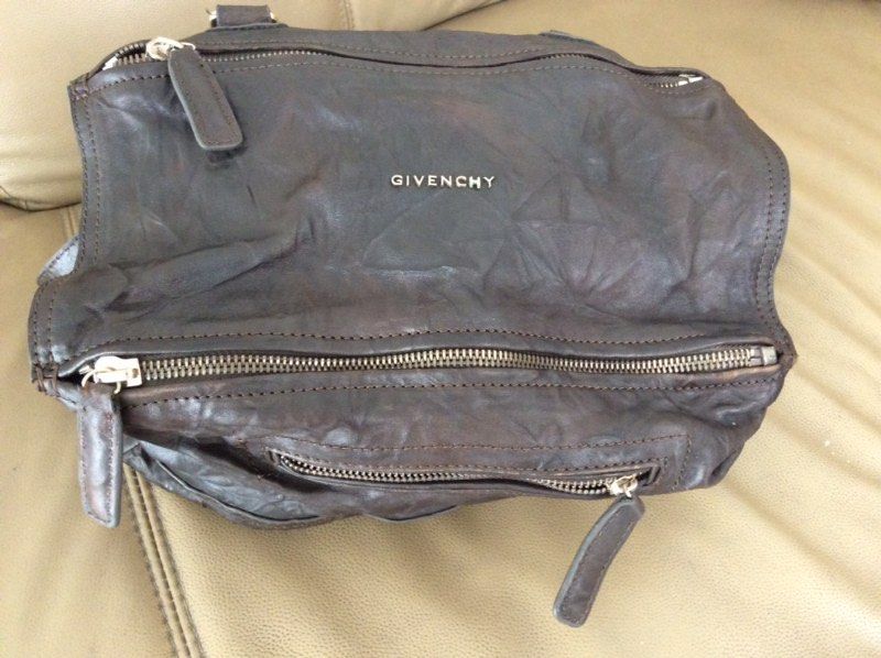 Givenchy pandora medium (Category: Luxury Bags & Wallets) located in Taguig. Submitted by francisco_7 (Listing ID 1392133347, Image 3). Description: H : 13inch W : 32cm.