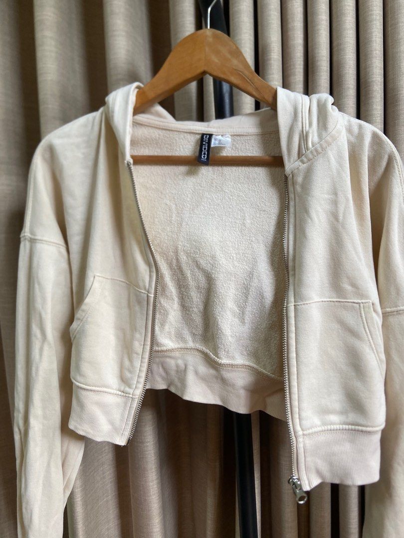 H&M Divided Beige Cropped Hoodie (Category: Coats, Jackets and Outerwear) located in Marikina City. Submitted by beinginspace (Listing ID 1392166233, Image 3). Description: with fleece lining.