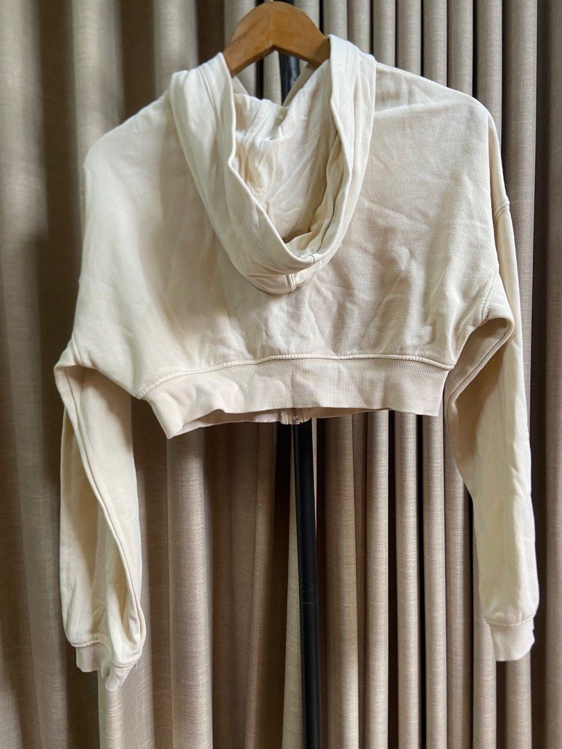 H&M Divided Beige Cropped Hoodie (Category: Coats, Jackets and Outerwear) located in Marikina City. Submitted by beinginspace (Listing ID 1392166233, Image 2). Description: with fleece lining.