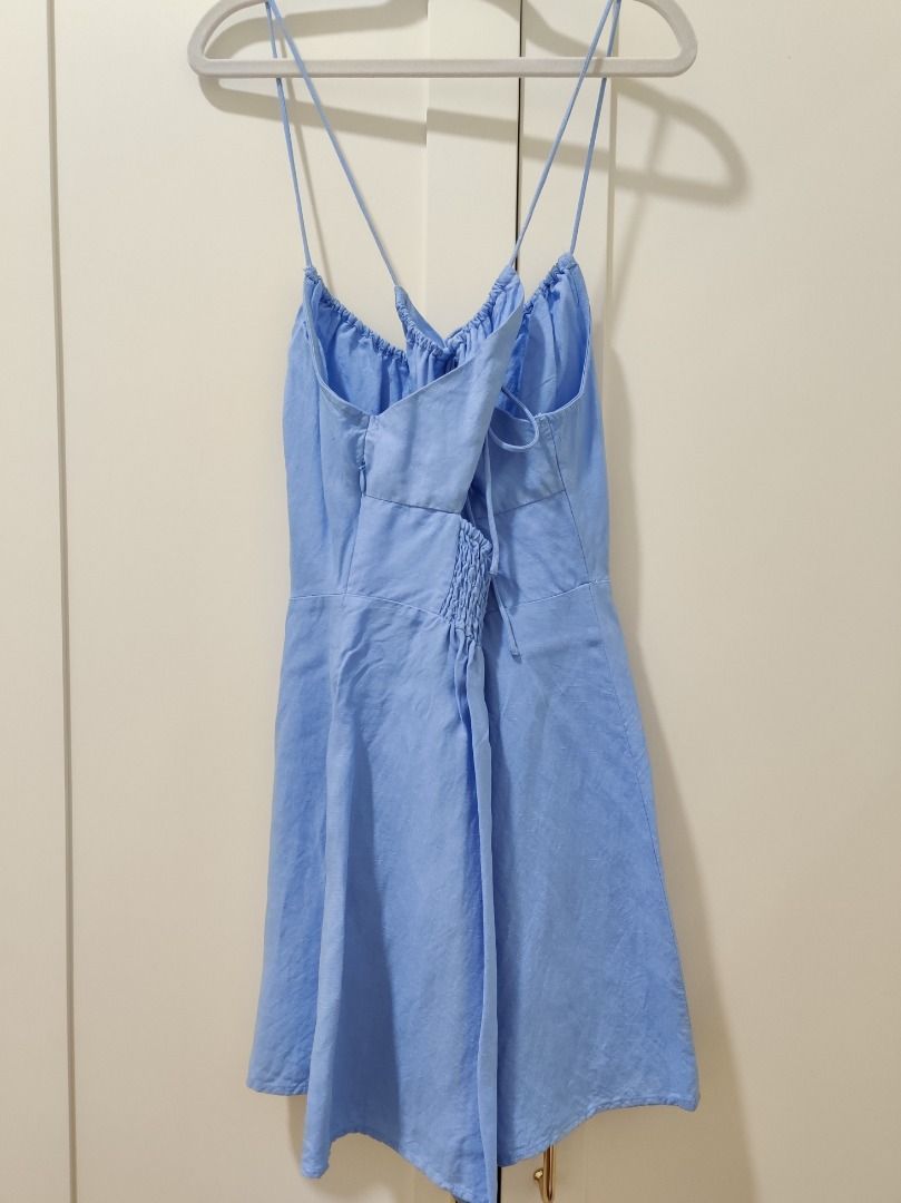 H&M Linen-blend dress (Category: Dresses) located in Quezon City. Submitted by jamieeelaaa (Listing ID 1392231906, Image 3). Description: BRAND NEW H&M Linen-blend dress Price: P1,200.00 Original Price: P1,500.00 Size: Small Reason for selling: Size too small for me Bought from: H&M North Edsa store Description from H&M website: Short dress in an airy, woven viscose and linen blend. Extra-narrow shoulder straps to cross at back, thread through ga