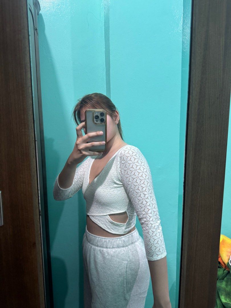 HOLLISTER WHITE CUT OUT TOP (Category: Longsleeves) located in Quezon City. Submitted by mkdlg (Listing ID 1392278120, Image 2). Description: FITS XS-S .