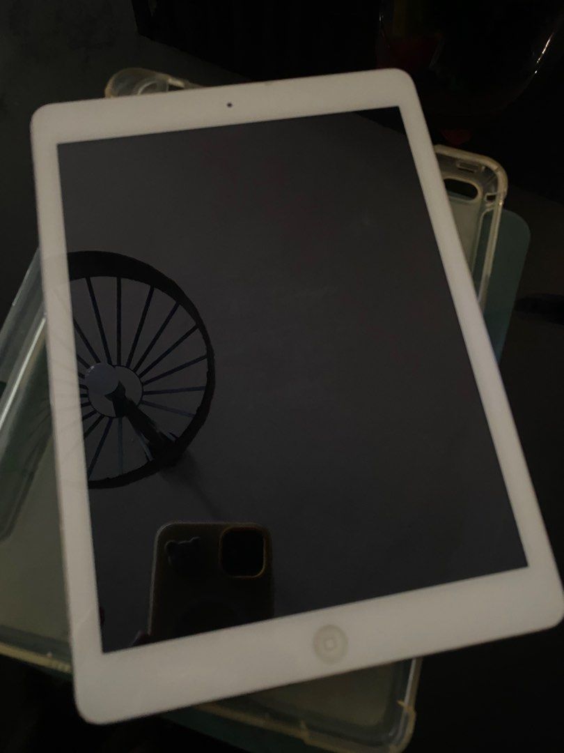 Ipad Air 1st Gen (Category: iPad) located in Manila. Submitted by artsygunda (Listing ID 1392144216, Image 3). Description: Ipad Air 1st Gen 16gb Button Working IOS updated Icloud working With some small scratches at the back.
