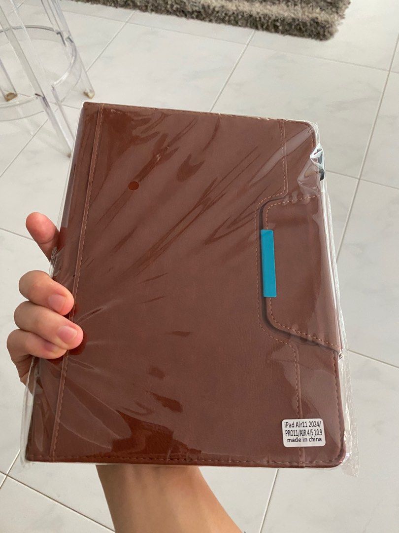 iPad Case (Category: Laptop Bags & Sleeves) located in Singapore. Submitted by boopling (Listing ID 1392152628, Image 1). Description: BNIB IPad Air 11 2024 / Pro 11 / Air 4/5 10.9” soft leather professional business hard case with pockets and magnetic clasp. Bought wrong size for $25.