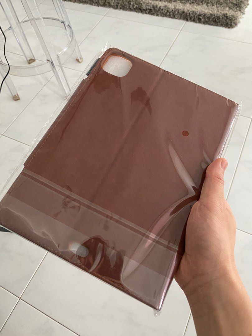iPad Case (Category: Laptop Bags & Sleeves) located in Singapore. Submitted by boopling (Listing ID 1392152628, Image 2). Description: BNIB IPad Air 11 2024 / Pro 11 / Air 4/5 10.9” soft leather professional business hard case with pockets and magnetic clasp. Bought wrong size for $25.