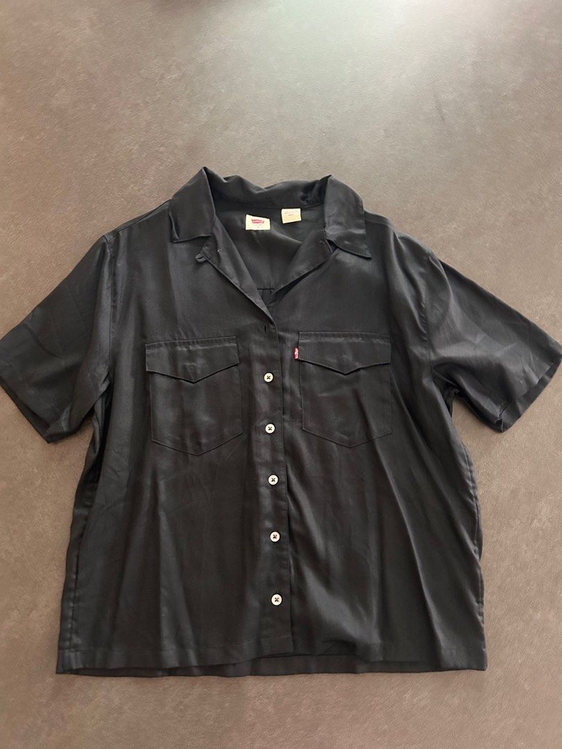 levi’s button top (Category: Blouses) located in Singapore. Submitted by hsinnyu (Listing ID 1392201421, Image 1). Description: brand new without tag but never worn before. bought on impulse really cute for layering as well.