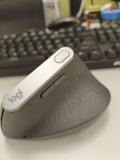 Logitech MX Vertical 人體工學滑鼠