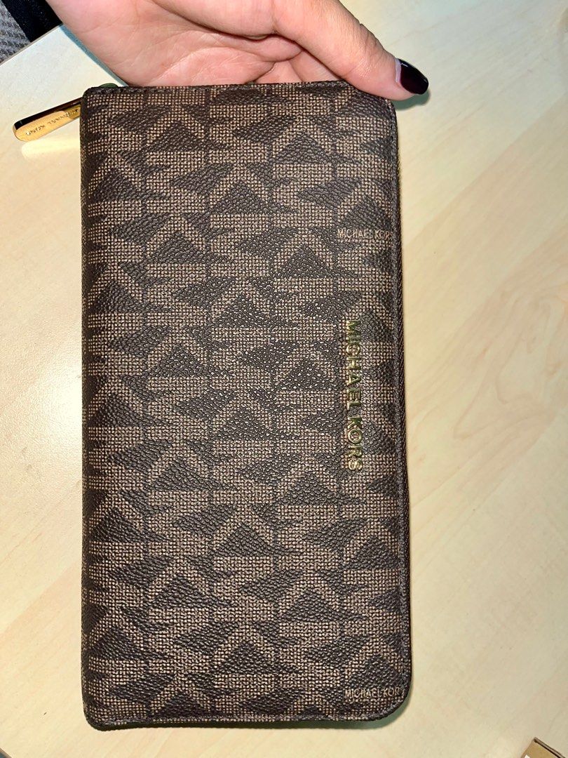 MK Long Wallet (Michael Kors) (Category: Luxury Bags & Wallets) located in Pasay City. Submitted by cesioa (Listing ID 1392143381, Image 2). Description: Brand New from US w/Tag.