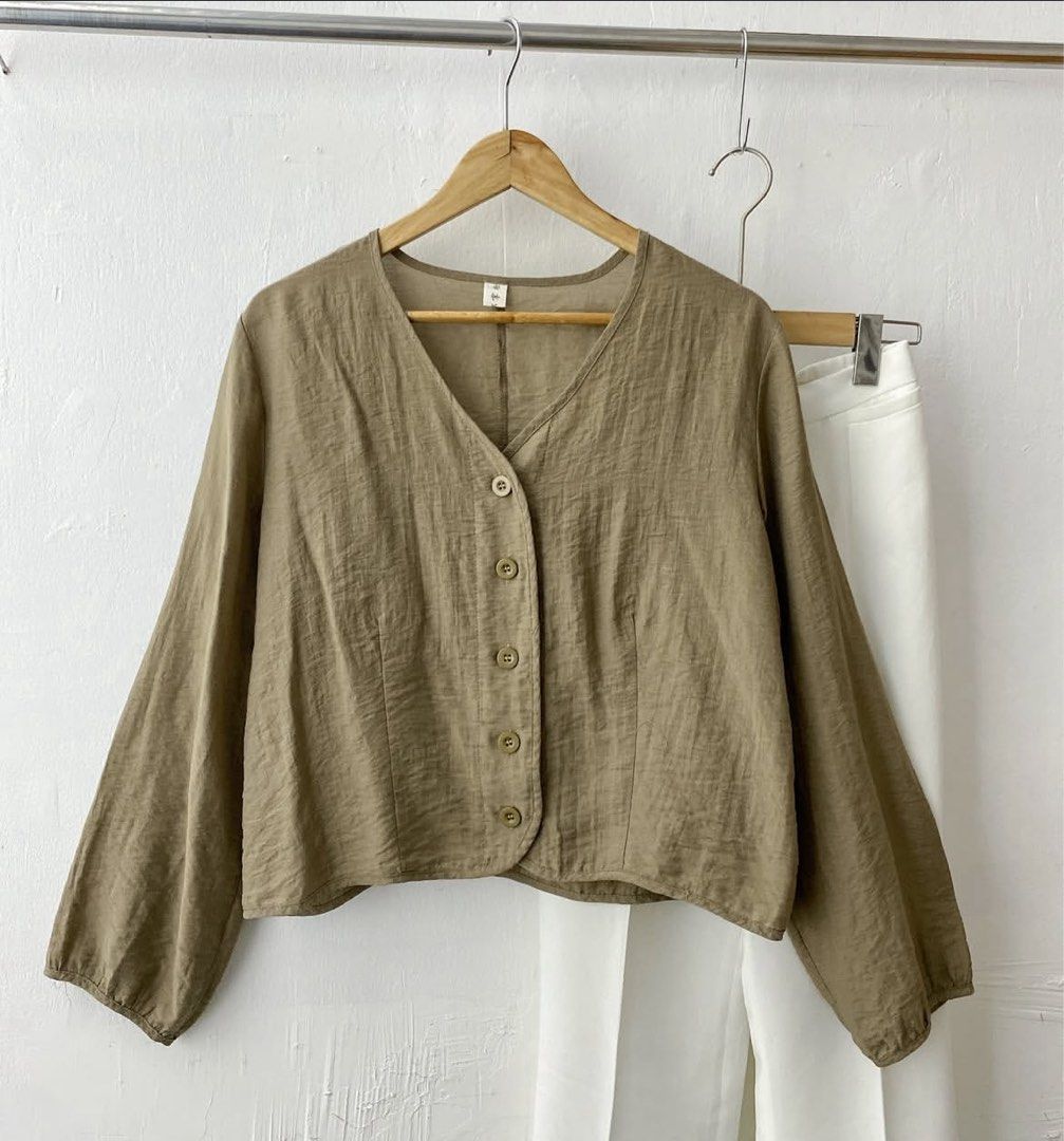 Olive Green Lightweight Blazer or Longsleeves Top (Category: Longsleeves) located in Cavite. Submitted by trendytop (Listing ID 1392192187, Image 1). Description: Fits Medium to Large Longsleeves or lightweight blazer .