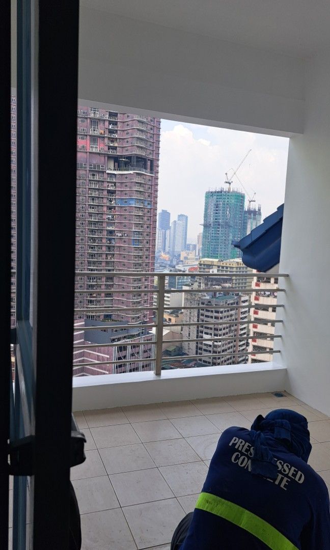 Ongpin Binondo Unit For Lease (Category: Apartments & Condos) located in Manila. Submitted by happyowl_1fe268 (Listing ID 1392223803, Image 3). Description: 3 bedrooms plus maids room, 2 bedrooms with balcony located at the 19th floor.