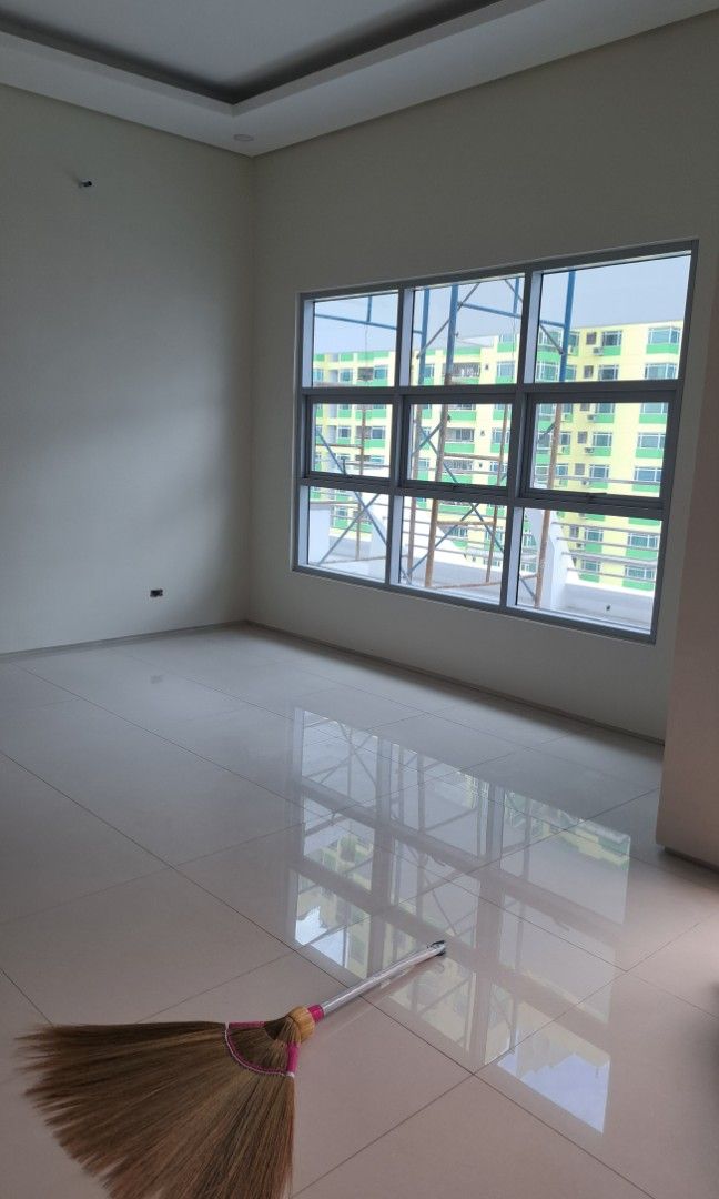 Ongpin Binondo Unit For Lease (Category: Apartments & Condos) located in Manila. Submitted by happyowl_1fe268 (Listing ID 1392223803, Image 1). Description: 3 bedrooms plus maids room, 2 bedrooms with balcony located at the 19th floor.