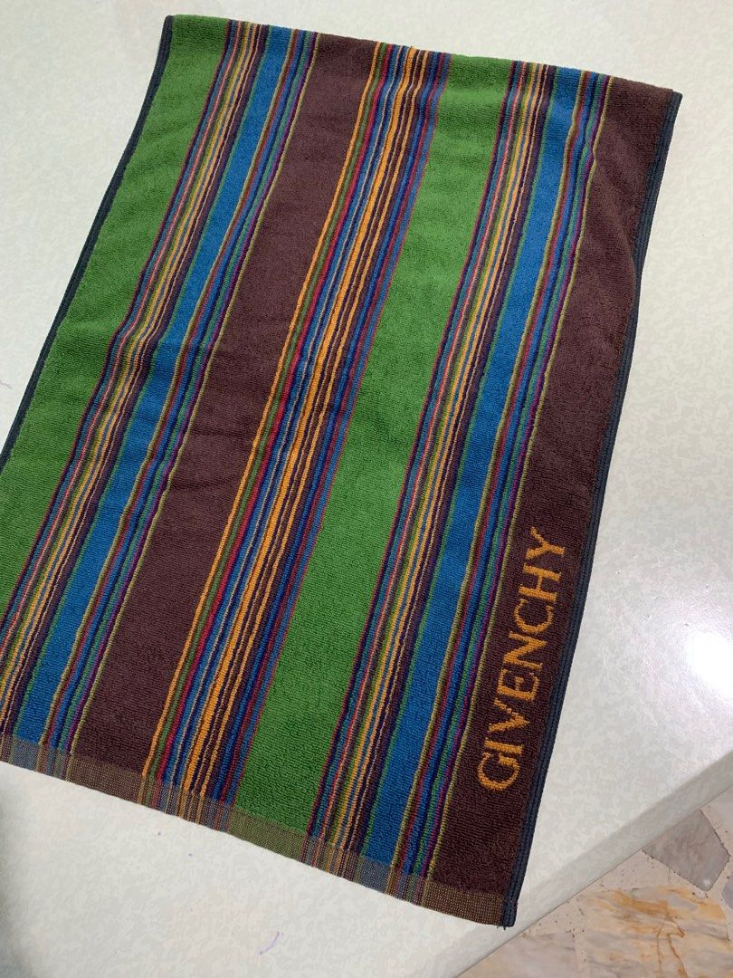 PO GIVENCHY Towel (Category: Towels, Napkins & Holders) located in Nagcarlan. Submitted by minimalless (Listing ID 1392131495, Image 1). Description: .