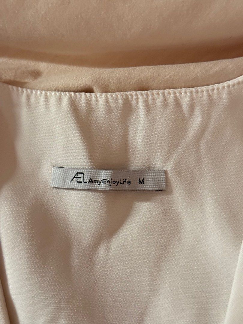 Shein White Casual Dress (Category: Dresses) located in Quezon City. Submitted by aussiegal.ph (Listing ID 1392258855, Image 2). Description: .