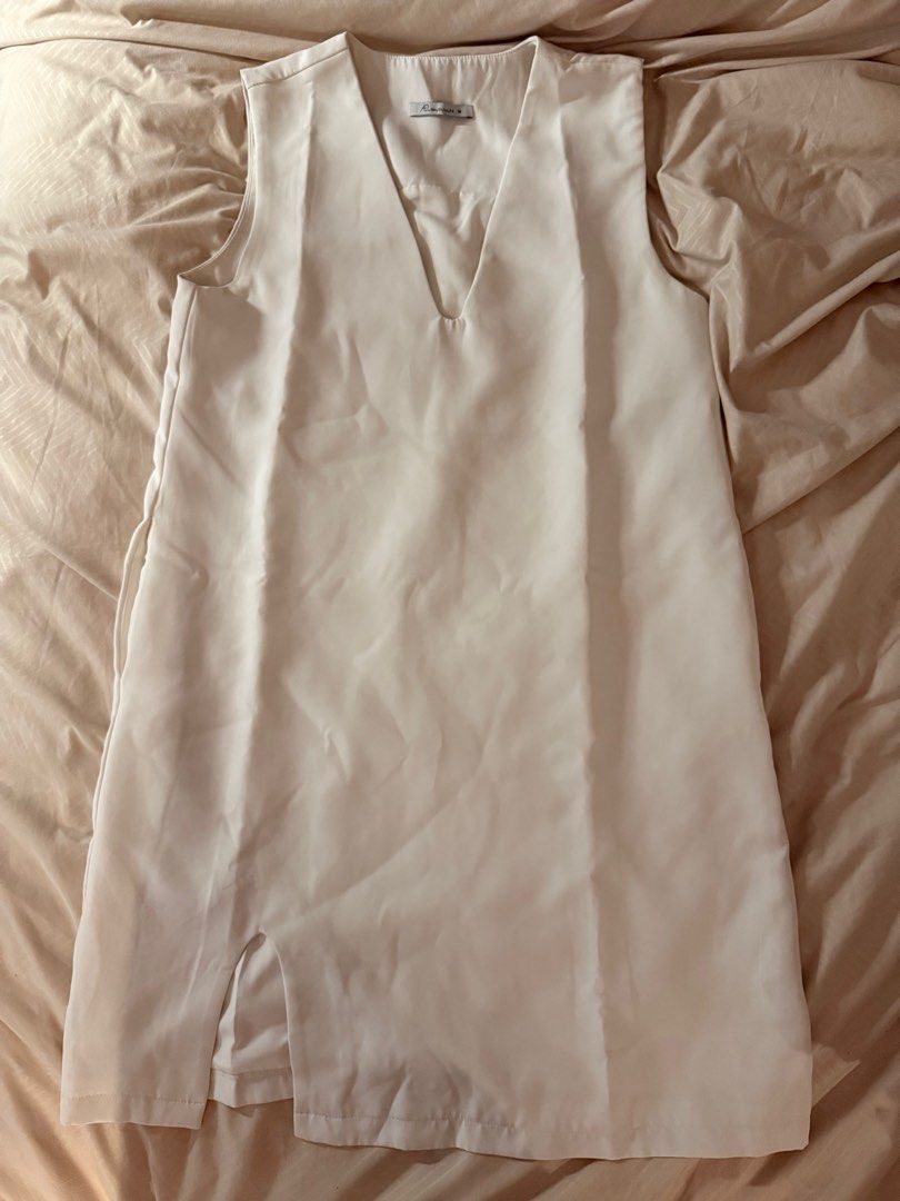 Shein White Casual Dress (Category: Dresses) located in Quezon City. Submitted by aussiegal.ph (Listing ID 1392258855, Image 1). Description: .