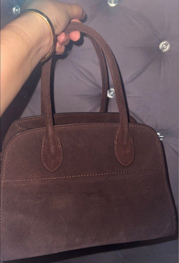 The Row Margaux (Category: Luxury Bags & Wallets) located in Roxas City. Submitted by lynngreyartillero (Listing ID 1392161868, Image 2). Description: The Row Margaux Suede mini/small 😍😍 kasing laki lang ng The row margaux ni Miss Marian 😍😍🤍🤍 May dumi sa kabilang side prang d na mawala prang nabasa. Subrang ganda nito no flaws, sign of usage only preloved source✅✅✅ Sign of used sa suede nya only pero not that noticeable ksi suede normal lng