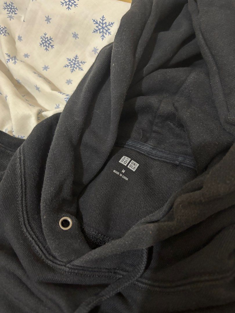 UNIQLO HOODIE (Category: Coats, Jackets and Outerwear) located in Antipolo. Submitted by jerom19 (Listing ID 1392240077, Image 2). Description: Heavy cotton bigat neto 22x26 Color : 9/10 para sakin black parin may fade onti.