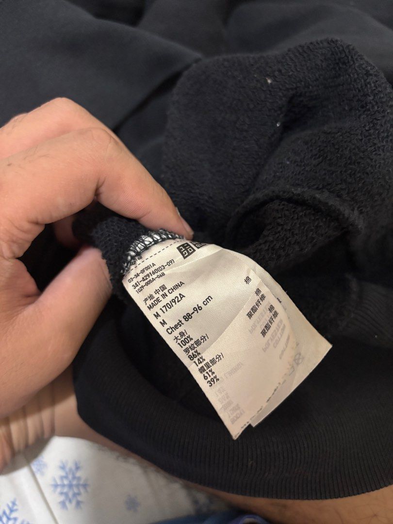 UNIQLO HOODIE (Category: Coats, Jackets and Outerwear) located in Antipolo. Submitted by jerom19 (Listing ID 1392240077, Image 3). Description: Heavy cotton bigat neto 22x26 Color : 9/10 para sakin black parin may fade onti.