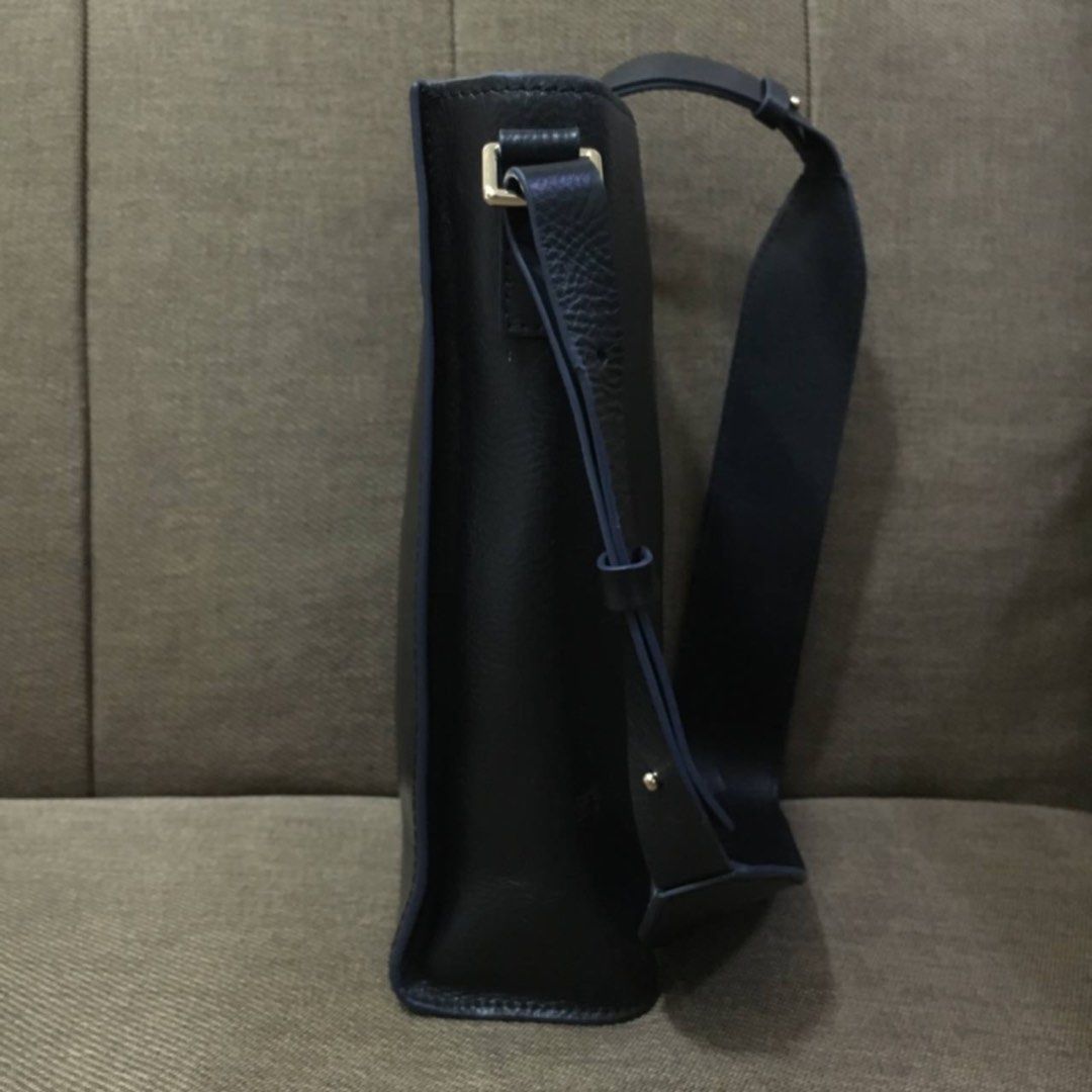 Uniqlo X Jil Sander collab. (Category: Luxury Bags & Wallets) located in Naga. Submitted by thriftboss88 (Listing ID 1392139064, Image 3). Description: Base 3inches Height 10 inches Width 9 inches.