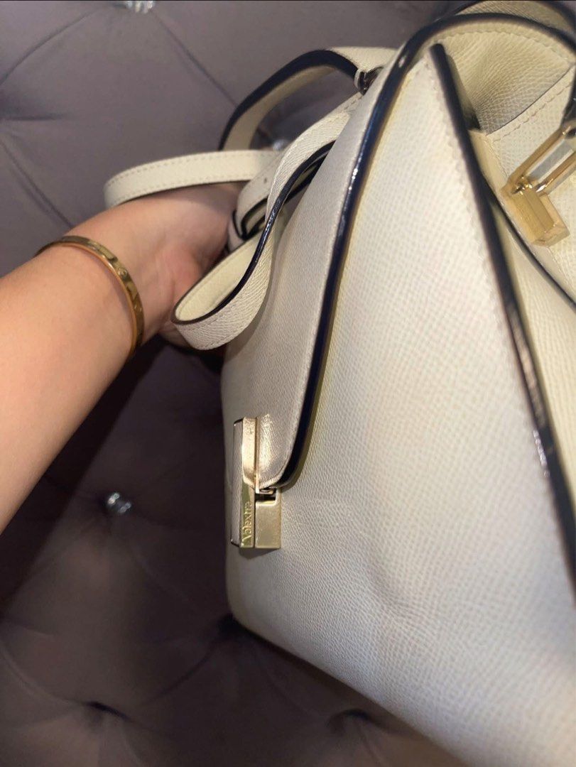 Valextra (Category: Luxury Bags & Wallets) located in Roxas City. Submitted by lynngreyartillero (Listing ID 1392164740, Image 3). Description: Valextra Valextra Iside medium size no flaws like new sign of used only✅✅✅ Offer nlng po mga madam posted details na po ng bag ✅✅✅ Msg me for more quiries po🩷🩷🩷 Godbless Us All🤍🤍🤍❤️❤️❤️😇😇😇.