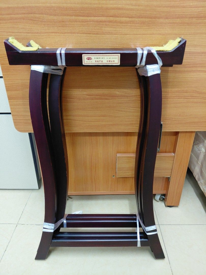 古箏 （分類：樂器）位於 Hong Kong。 由 newfish.6f879c 提交（商品編號 1392352437，圖片 3）。簡介： 這是一把古箏，配有琴架和琴套。琴身為深色木質，琴弦整齊排列。琴頭和琴尾有精美的雕花裝飾。琴架為深棕色，設計簡潔。琴套為紅色，可以保護古箏。 原價$4000 有單據。廉讓$1500.。