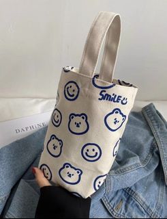 包平郵🚛 可愛笑臉熊熊帆布手提袋 卡通印花 厚身帆布袋 藍色💙 水杯袋 約 21*13*10cm 全新現貨64213877239809110
