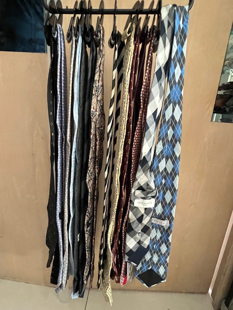 Assorted Ties （分類：領帶）位於 Hong Kong。 由 joy368 提交（商品編號 1392377358，圖片 1）。簡介： Collection of assorted ties in various patterns and colors. Includes ties with stripes, geometric designs, and solid colors. $150 for one rack (15 ties). 30條呔, 分兩個架. 每個架15條呔售價$150. 。