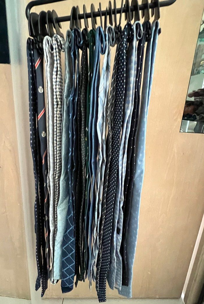 Assorted Ties （分類：領帶）位於 Hong Kong。 由 joy368 提交（商品編號 1392377358，圖片 4）。簡介： Collection of assorted ties in various patterns and colors. Includes ties with stripes, geometric designs, and solid colors. $150 for one rack (15 ties). 30條呔, 分兩個架. 每個架15條呔售價$150. 。