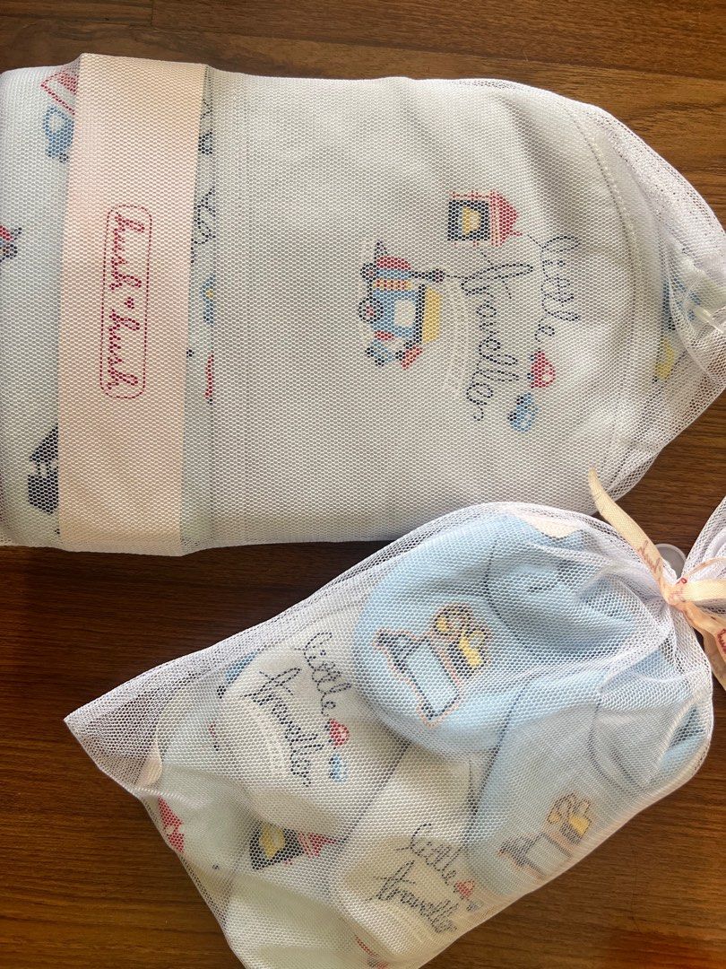 Baby Sets (Category: Babies & Kids Fashion) located in Bacolod City. Submitted by shinggot1981 (Listing ID 1392315155, Image 1). Description: Hush Hush Brand Baby set Receiving Blanket and Booties.
