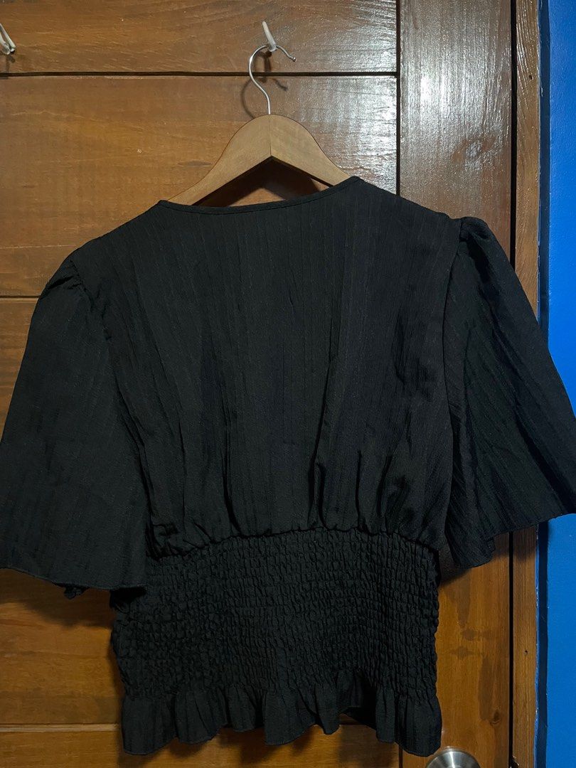 Black V-Neck Pleated Blouse XL (Category: Blouses) located in Manila. Submitted by muchlovedbya (Listing ID 1392366724, Image 3). Description: .