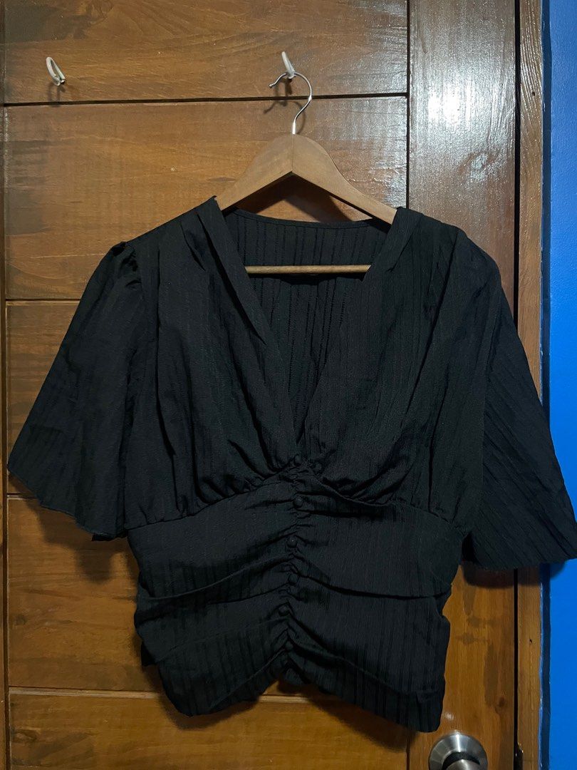 Black V-Neck Pleated Blouse XL (Category: Blouses) located in Manila. Submitted by muchlovedbya (Listing ID 1392366724, Image 2). Description: .